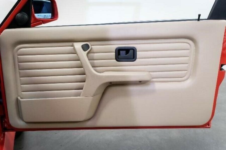 Детали интерьера BMW M3 Paul Walker Collection (E30) 1991 года  (фото 16 из 43)